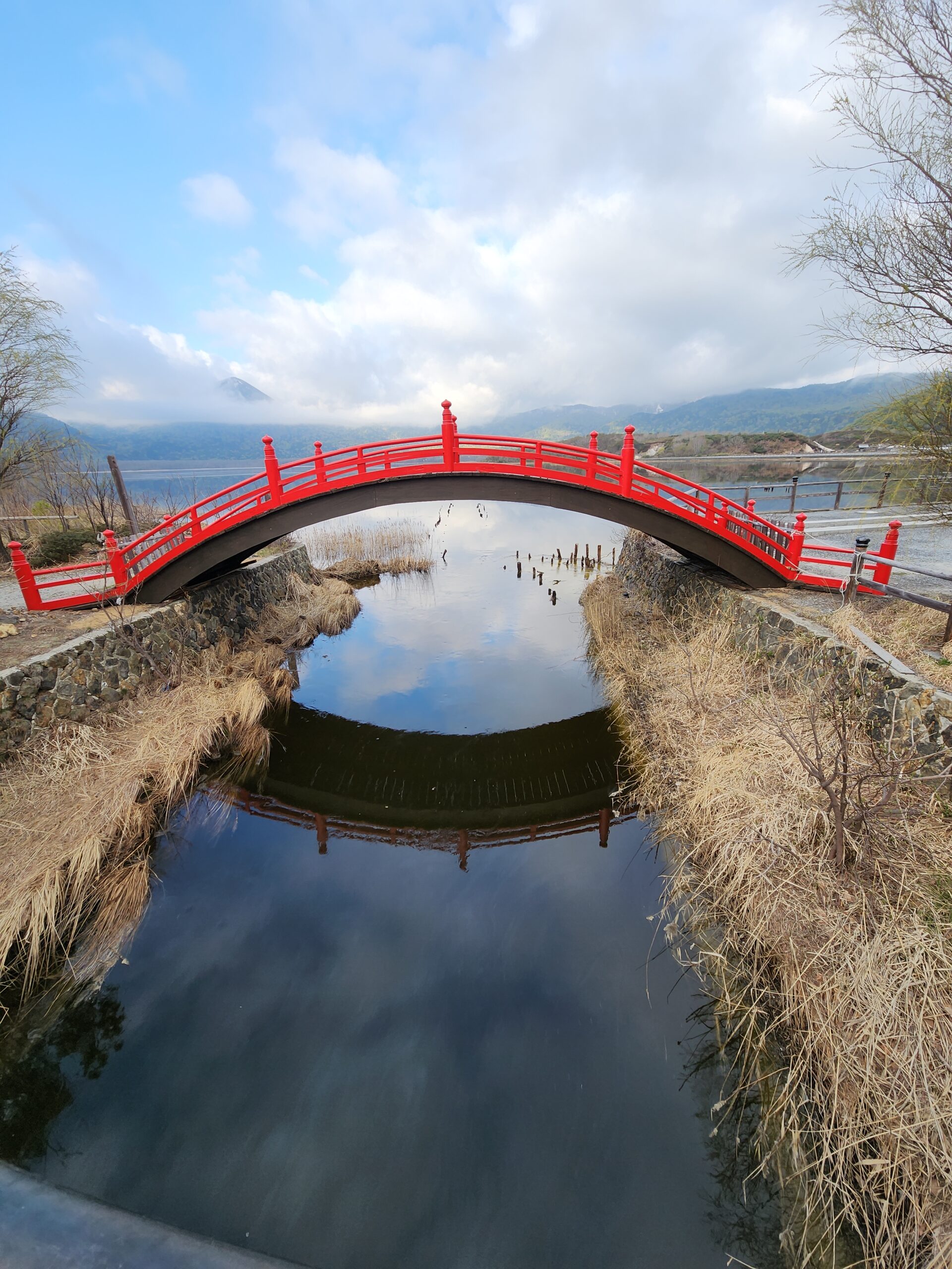 湖畔に停まる茶臼山号と朝日