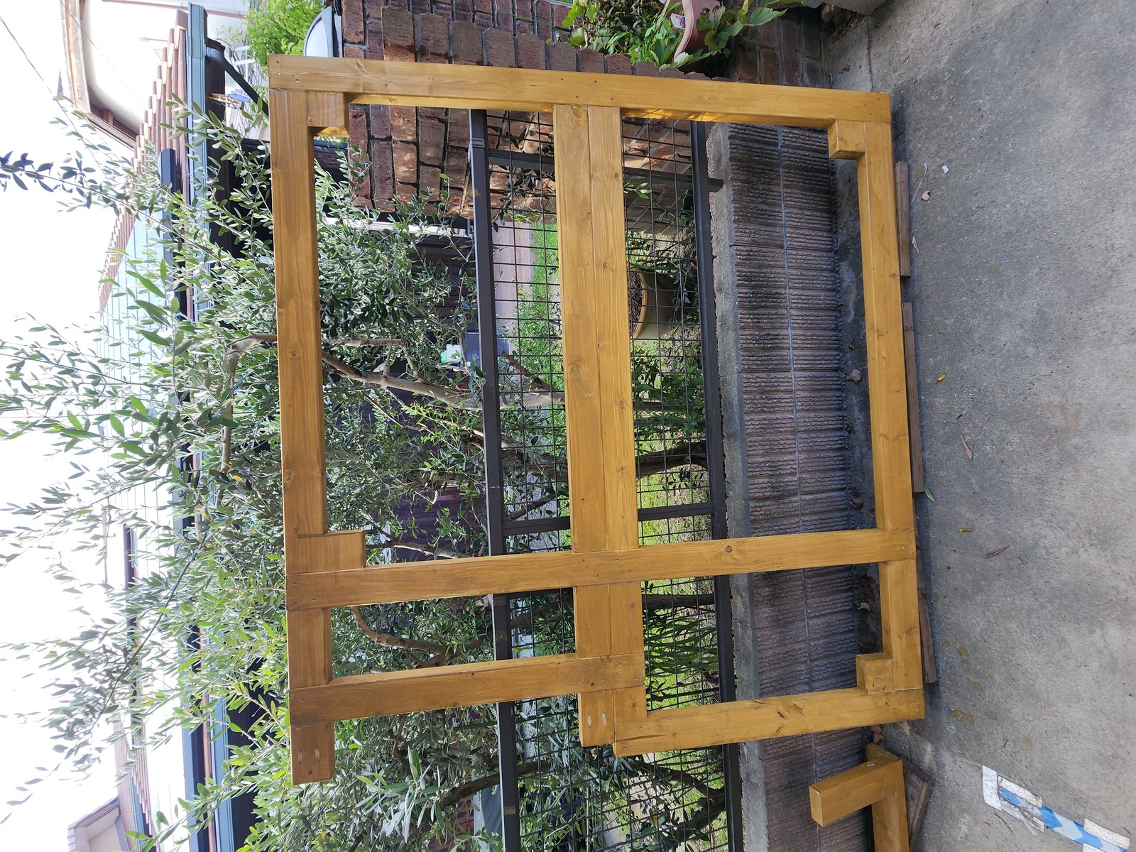 作成した土台に防腐剤を塗布する作業風景