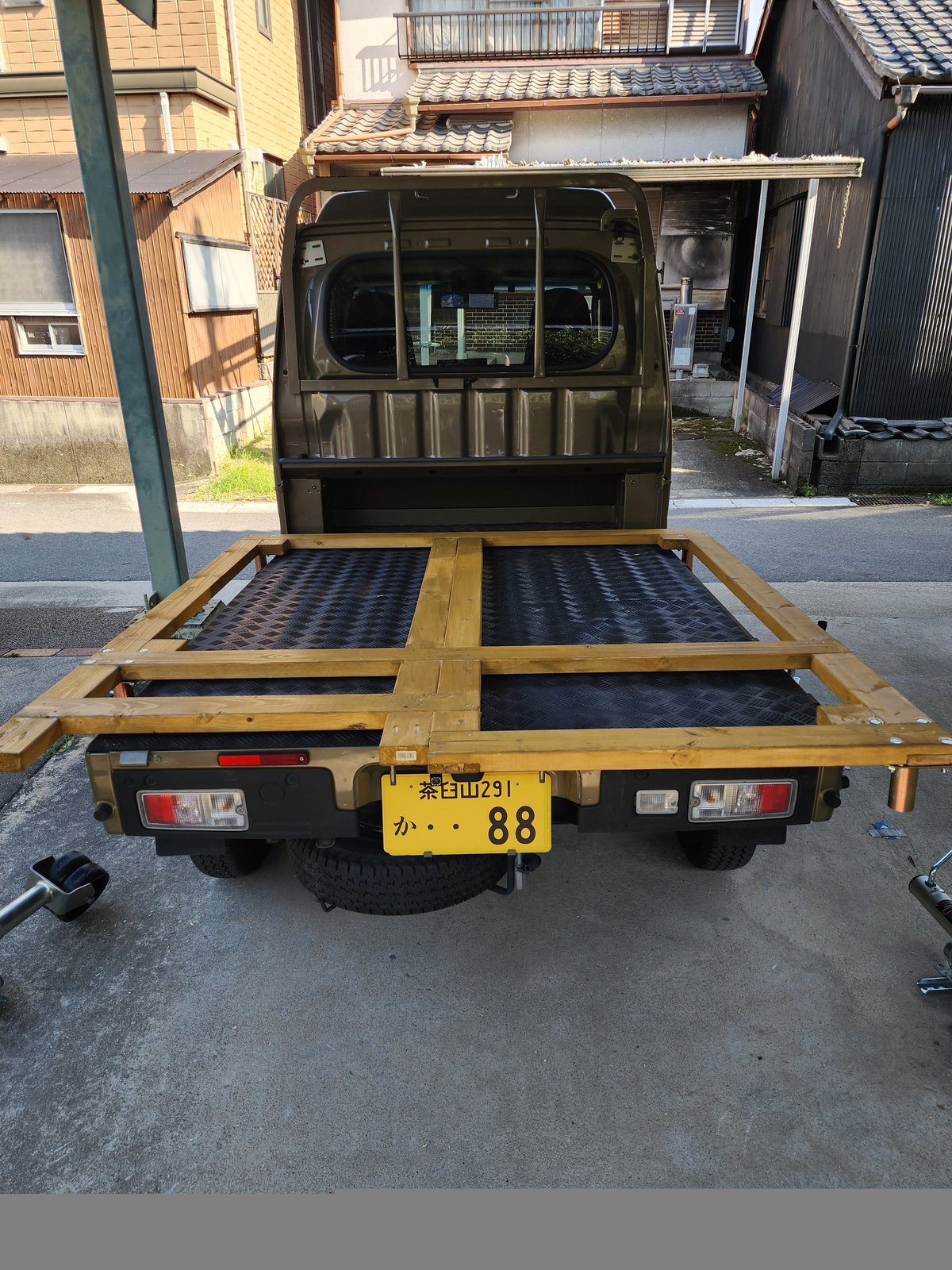 軽トラの荷台に載せられた木製土台フレーム