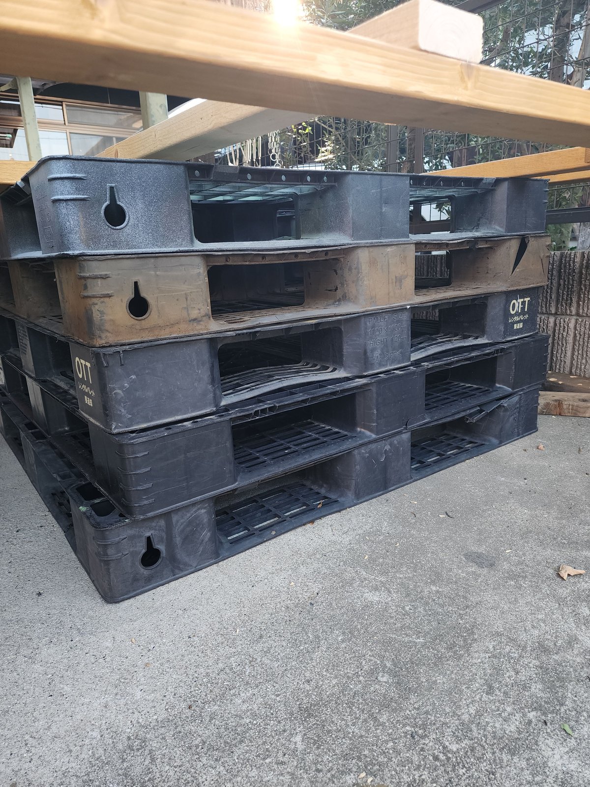 中古のプラスチックパレット5枚